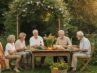 Familientreffen im Garten im Freien